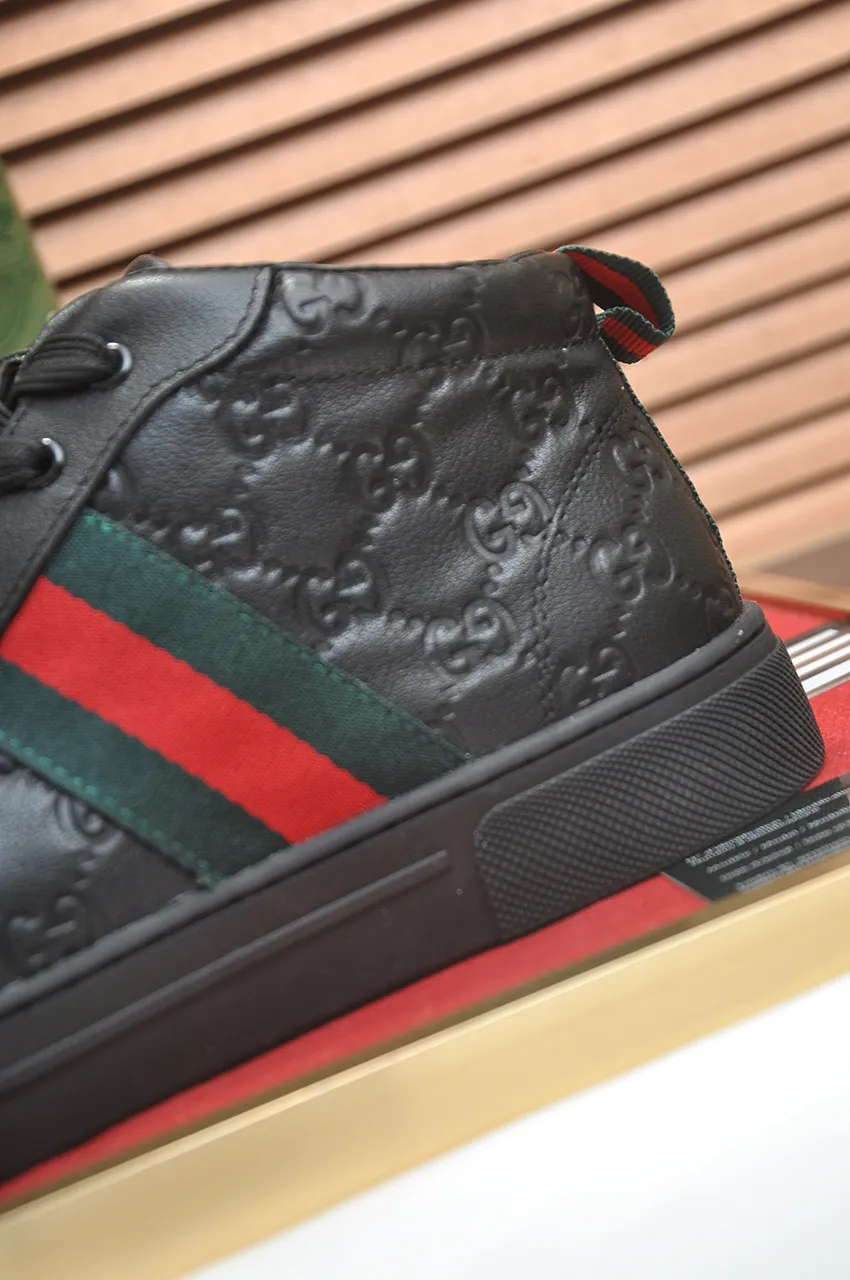 Men's shoes 💰480💶【GUCCI】1:1 men's sports shoes from the official website are now on the market. They are made of original silk cowhide + first-layer sheepskin lining, plus the original 1:1 comfortable outsole from the official website. Fashionable and versatile, super comfortable and breathable! Available in 2 colors: black, standard shoe size 38/45 (custom-made size 45 is non-refundable)